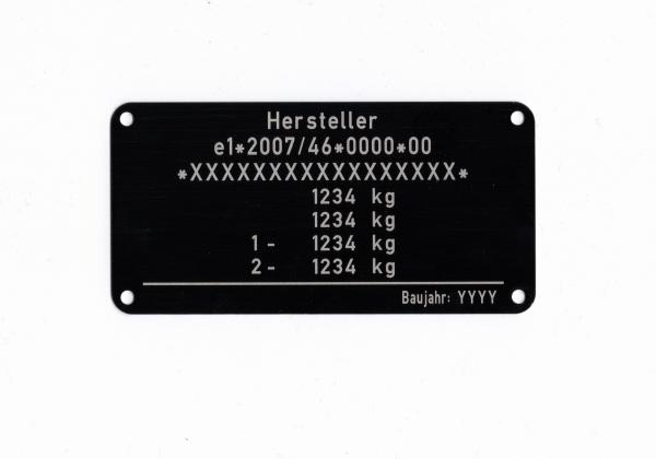Var.15 Typenschild für die Fahrzeugklasse O1 und O2, beschriftet mit der Zusatzangabe Baujahr